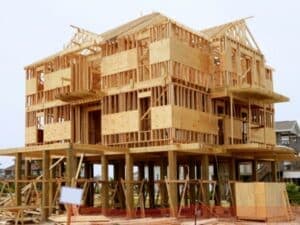 Struttura di una casa in legno in fase di costruzione
