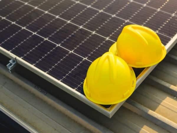 da caschi protettivi da tecnico su impianto fotovoltaico certificato
