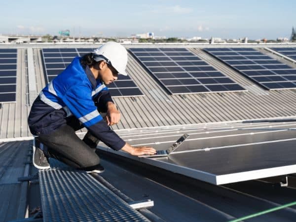 un tecnico al pc progetta un impianto fotovoltaico certificato