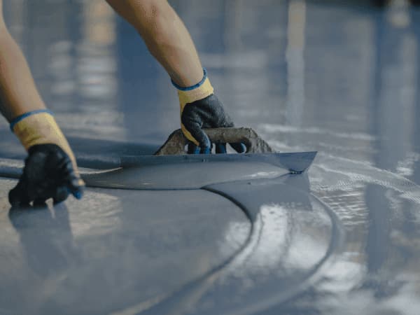 posa professionale resina impermeabilizzante con spatola su superficie continua
