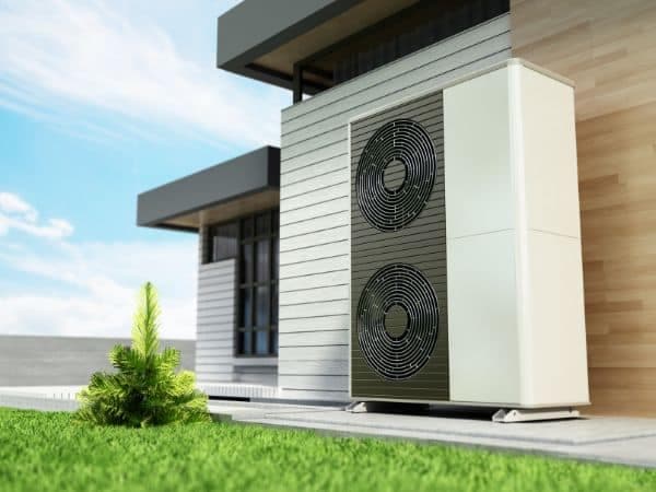 pompa di calore in giardino con impianti fotovoltaici con accumulo