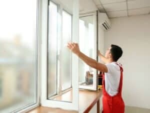 Lavoro su infissi con sostituzione completa, classificata come manutenzione straordinaria o ordinaria.