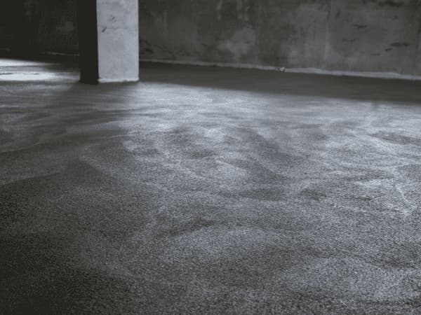 Pavimentazione industriale continua per capannone con struttura portante e ampio spazio operativo