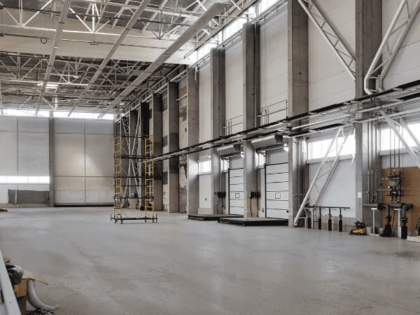 Pavimento industriale per interni in cemento levigato in ambiente produttivo