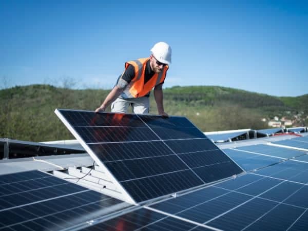 Operatore qualificato installa impianto fotovoltaico