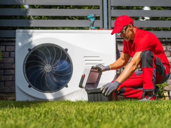 professionista certificato che installa pompa di calore secondo le normative