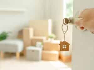 Chiave nella serratura che apre una casa prefabbricata in XLAM