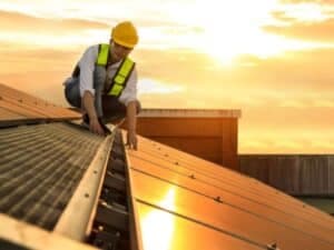 un operaio lavora per rifacimento tetto condominiale coibentazione