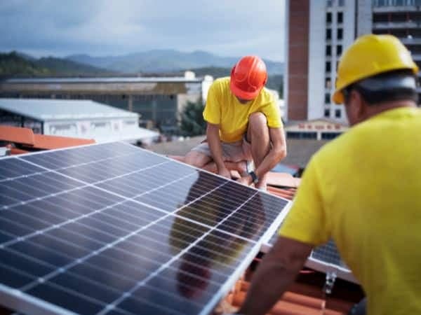 due esperti installano un impianto fotovoltaico da integrare con pompa di calore