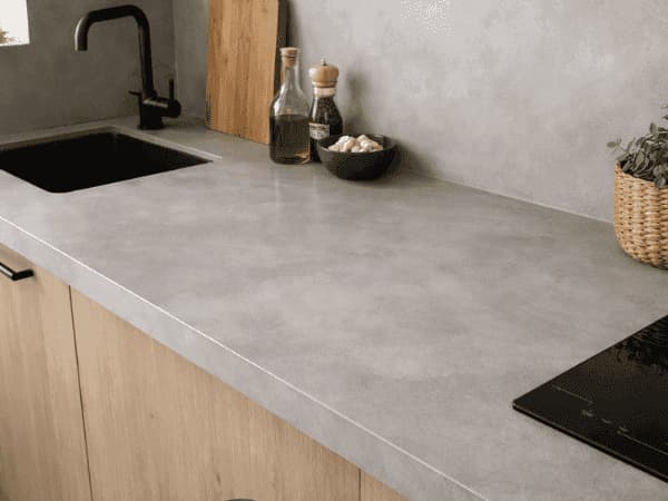 Piano cucina in microcemento: elegante, resistente e facile da pulire, perfetto per ambienti contemporanei