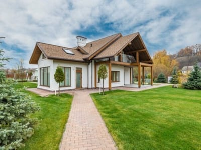 Casa passiva in muratura circondata da un ampio giardino verde.