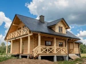 Casa in legno finita con balcone e tetto spiovente.